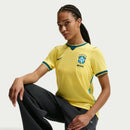 CAMISA SELEÇÃO BRASILEIRA 2026/27 FEMININA TORCEDORA - AMARELA